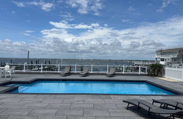 2 Worlds - Amazing Bay Views. Sun, Pool- Very close to private Ocean beach