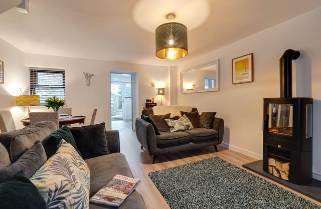 2 YSGOLDY, family friendly, country holiday cottage in Bethesda