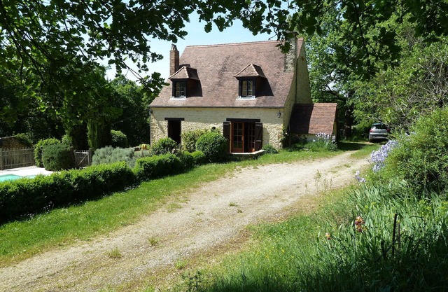 20 km from Sarlat, a haven of peace welcomes you .