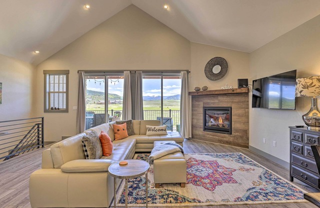 20 Mi to Winter Park: Mtn-View Townhome w/Balcony