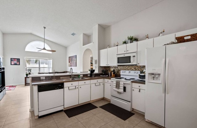 20 mins to Disney | Close to Shops | Private Pool
