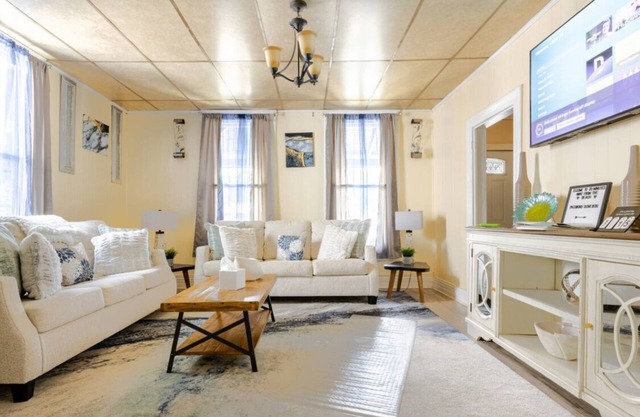 20 MINUTES AWAY FROMTHE BEACH