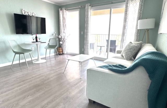 20% off! Amazing views, waterfront, close to beach