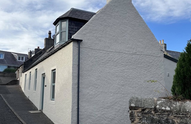20 SOUTH HIGH STREET, family friendly, with open fire in Portsoy