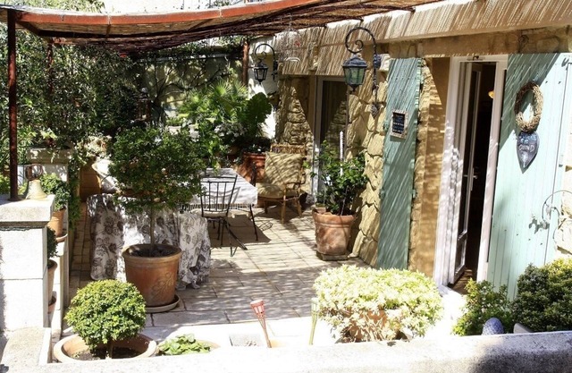 200 meters from the heart of the village, App 55 M² WiFi In a closed courtyard, quiet