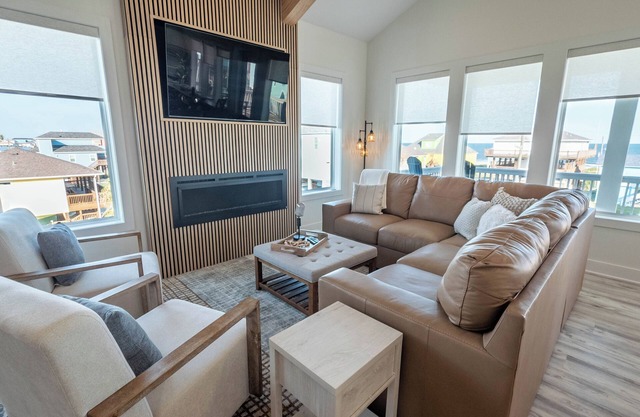 200 Steps to Beach.6BR sleeps 18 w/Karaoke, Outdoor Bar, Games, Decks & Views