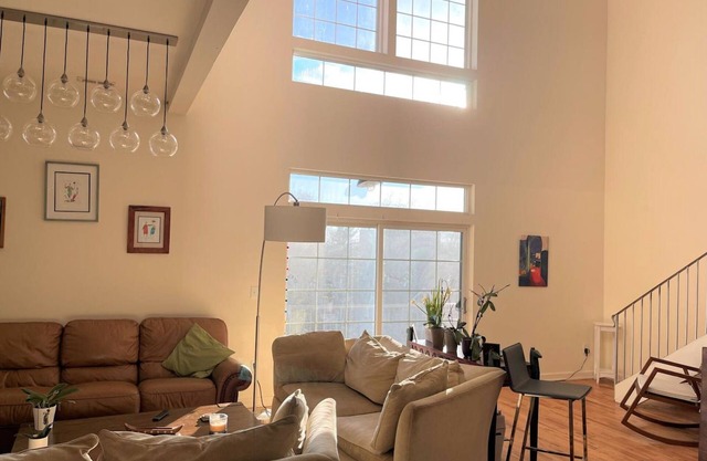 2000 sq ft 2BR 2.5 bathroom Loft Style Living - Pet Friendly
