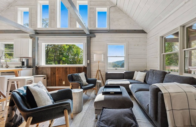200ac, Views! 10min to Town | Scenic Ridge Retreat