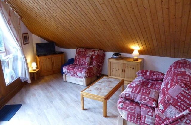200m from ski slopes, 3rd floor, view mountain, balcony, parking, tv, ski locker, 38m²