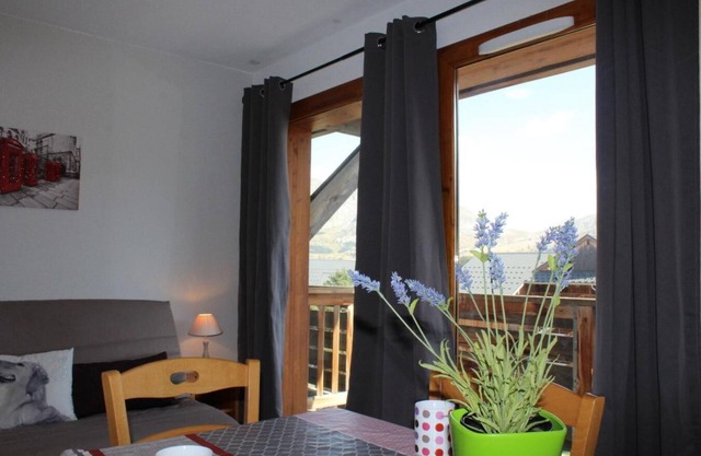 200m from resort center, 5th floor, view mountain, balcony, tv, ski locker, 31m², Superdévoluy