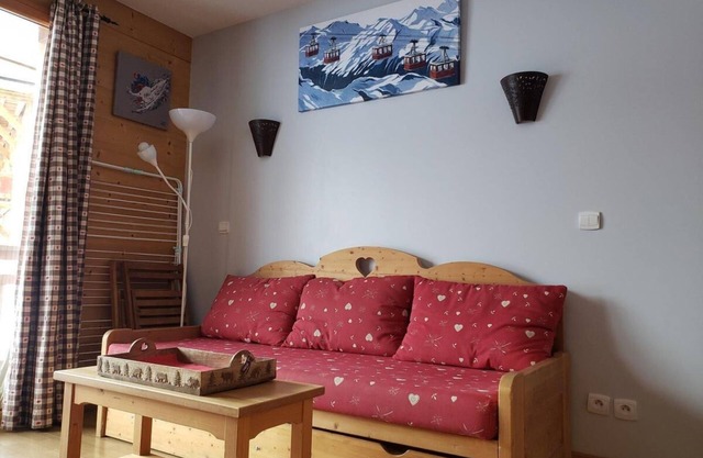 200m from shops, 4th floor, swimming pool, balcony, parking, tv, ski locker, 32m², Vars