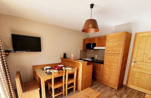 200m from shops, 4th floor, swimming pool, balcony, parking, tv, ski locker, 32m², Vars