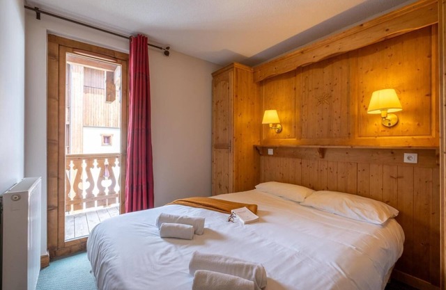 200m from ski slopes, fitness, swimming pool, sauna, hammam, balcony, fireplace or stove, tv