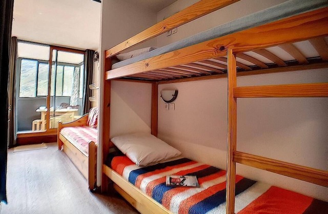 200m from ski slopes, 2nd floor, tv, ski locker, 23m², Les Menuires