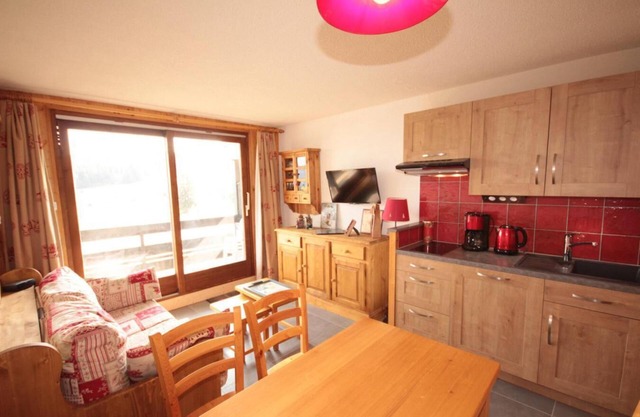 200m from ski slopes, 2nd floor, view ski slopes, balcony, tv, ski locker, 25m², Les Saisies