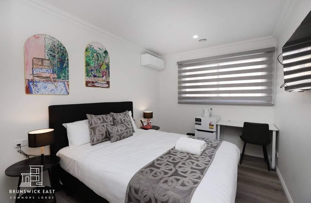201 Chic Queen BR w/Fast WiFi - 18 mins tram to CBD