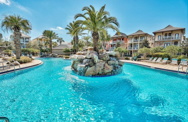202 | Resort Pool + Hot Tub + Tram to Beach!