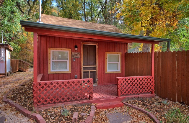 2024 Remodeled Creekside Cabin Steps to Downtown Manitou Springs Lic#9244nnnnnnn