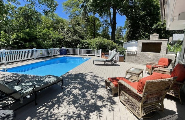2026 Open Private heated pool hot tub large deck blocks to Berrien beach