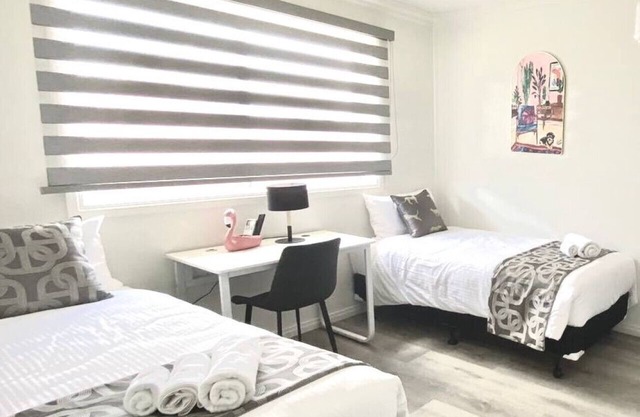 204 Stylish Twin BR w/Fast WiFi - 18 mins tram to CBD