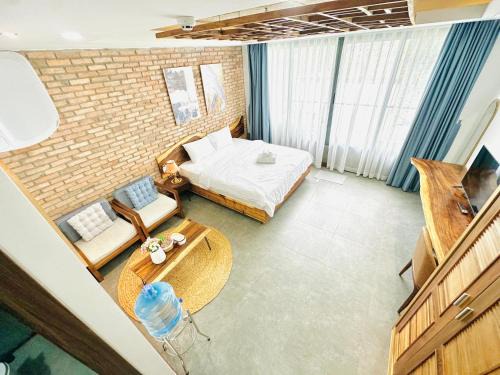 204MSNK Maison Luxe Studio w Big Window & Kitchen
