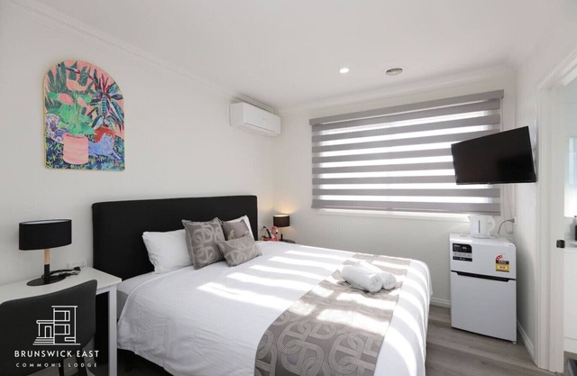 205 Modern King Room w/Private Ensuite Fast WiFi 18 mins tram to CBD
