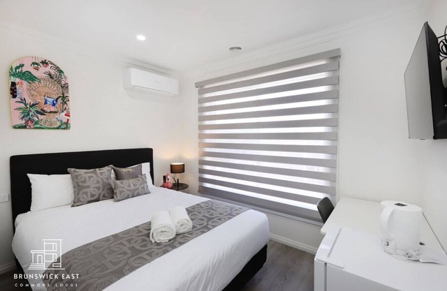 207 Chic Queen BR w/Fast WiFi and Hotel-Grade Linens 24/7 Security 18 mins tram to CBD