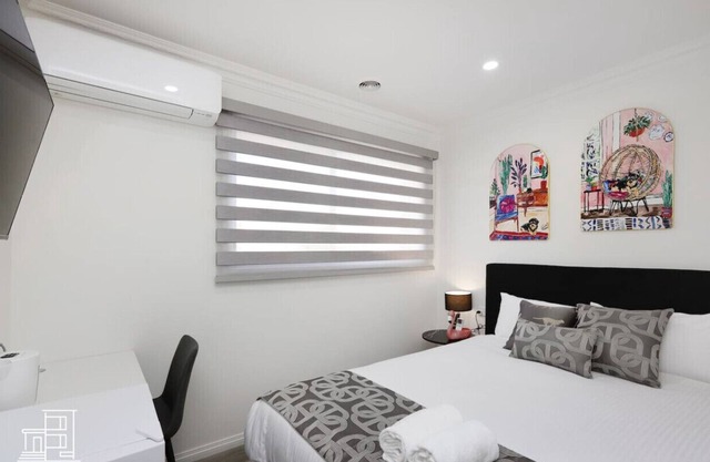 209 Stylish Queen BR w/Fast WiFi 18 mins tram to CBD
