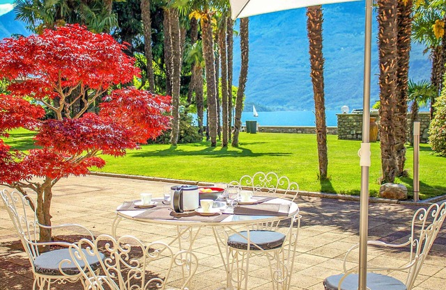 2½-room apartment with pool, terrace, sunbathing area and lake access