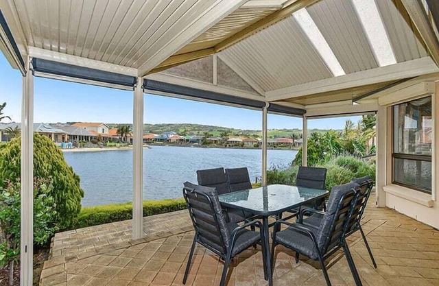22 Lakeside Cct - Spacious Lakefront Home