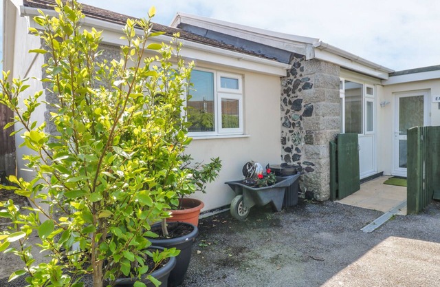 22 TREMBEL ROAD, family friendly, with a garden in Mullion