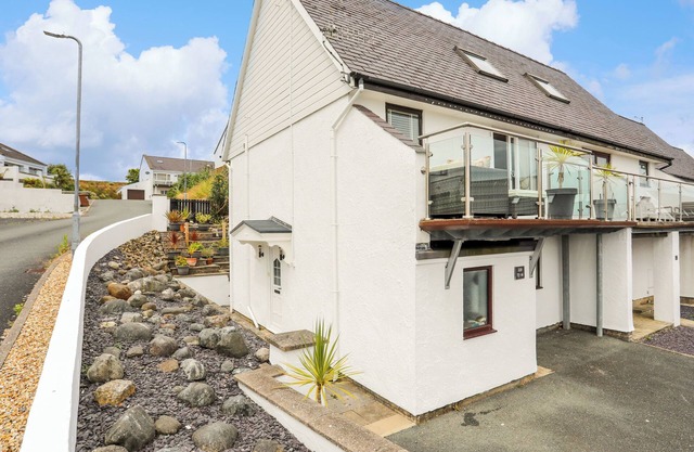 220 CAE DU, pet friendly, country holiday cottage in Abersoch