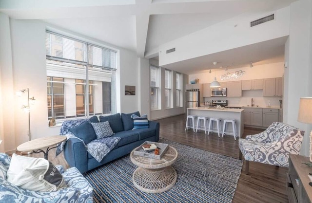 225- Huge 2 bedroom condo king beds-Free parking-extras