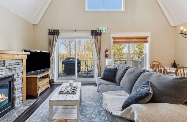 225 Snowbridge: Pool and Free Shuttle