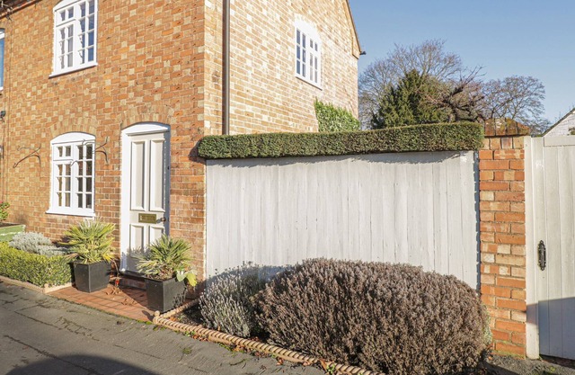 23 CLIFFORD CHAMBERS, romantic, with a garden in Stratford-Upon-Avon