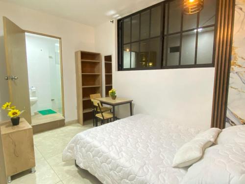23 COMODO APARTAMENTO CON BALCON EN LAURELES ESTADiO 2 HAB 2 BAÑOs