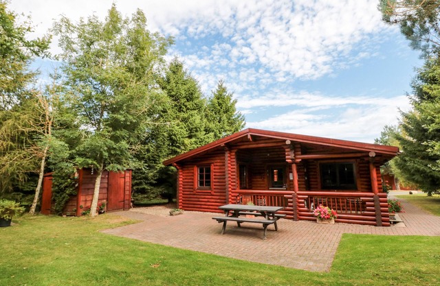 23 LAKESIDE DRIVE, pet friendly, country holiday cottage in Felton
