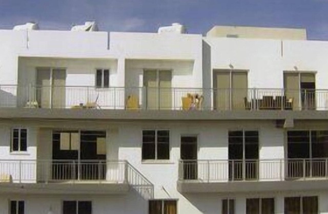 230sqm Penthouse, Lift, Shared Pool, Facilities, Secure Parking,family friendly
