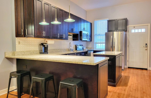 23rd St - Modern 2 Bedroom with Parking - near McCormick Place, Chinatown