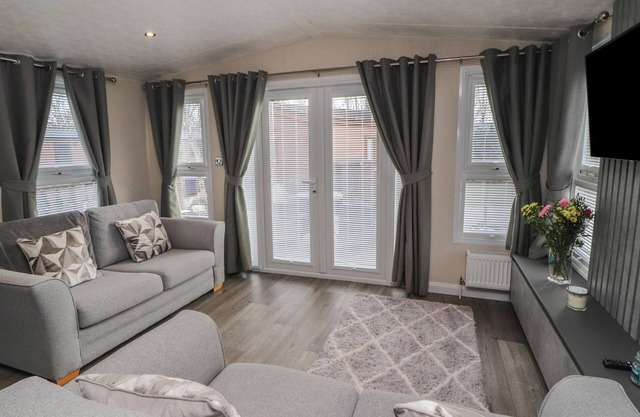 24 SHERWOOD, pet friendly, with pool in Carnforth