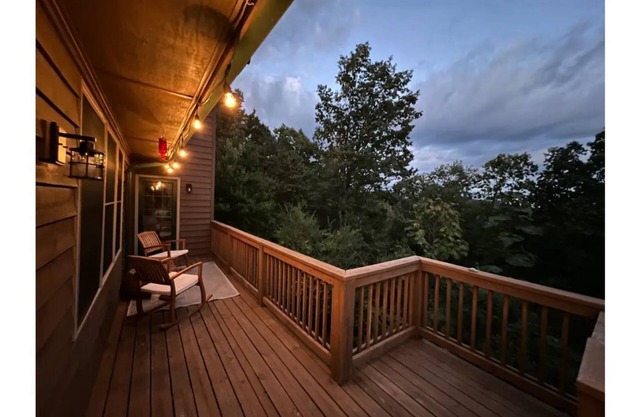 25 Acres Mountain House. 8 Miles from Helen. Pet Friendly.