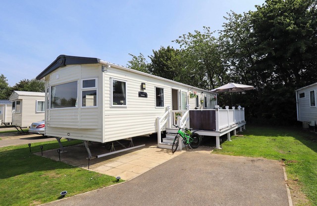 25 KINGFISHER COURT, pet friendly, with hot tub in Tattershall