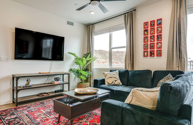 25 Mi to Zion: Rock 'n' Roll Condo w/Mtn View!