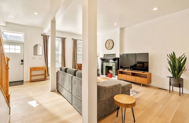 2500sqft 4BR3.5B House, Near Bloomfield Lawrenceville Downtown