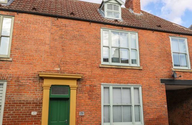 25A BECKSIDE, pet friendly, character holiday cottage in Beverley