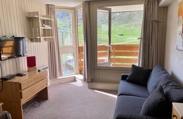 25m² studio with south/east balcony, sleeps 4, equipped kitchen, TV