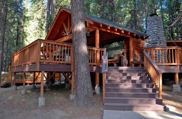 (26) Deer Den at The Redwoods In Yosemite