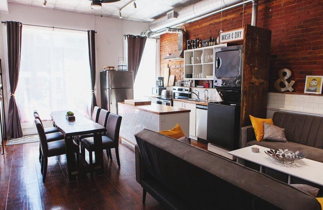 26 · Hip Heritage Main Floor Flat in Downtown District