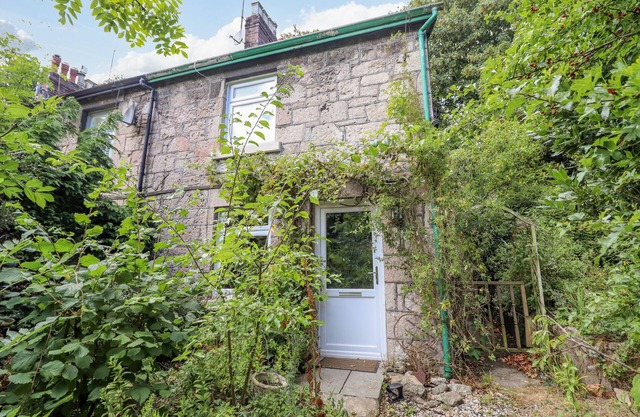 26 LLAWR PENTRE, pet friendly, with open fire in Old Colwyn