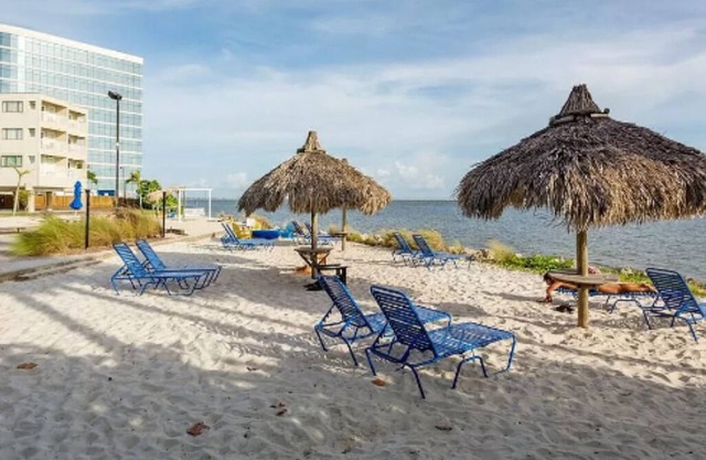 262-NEW! 3 beds x 2 baths. Amazing Waterfront Views! n
